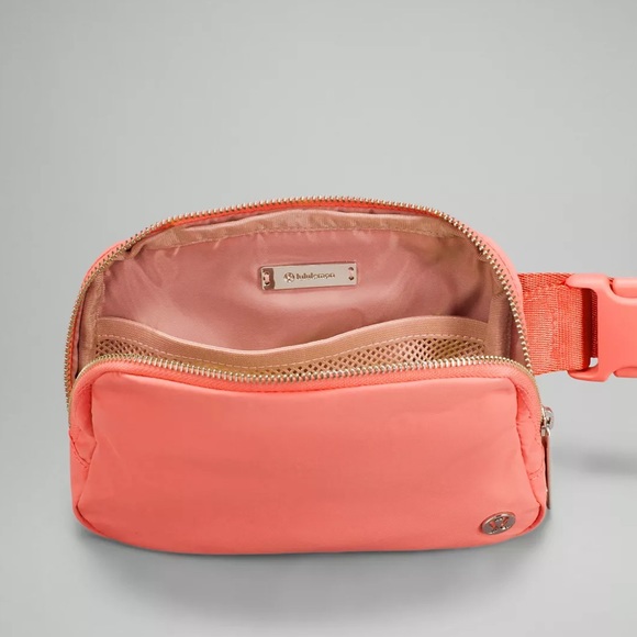 Lululemon Everywhere Belt Bag * Raspberry Cream - Picture 4 of 5